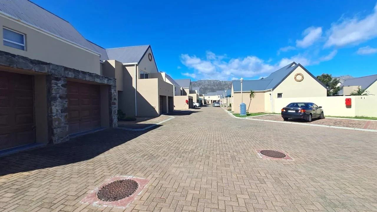 2 Bedroom Townhouse to rent in Gordons Bay Central