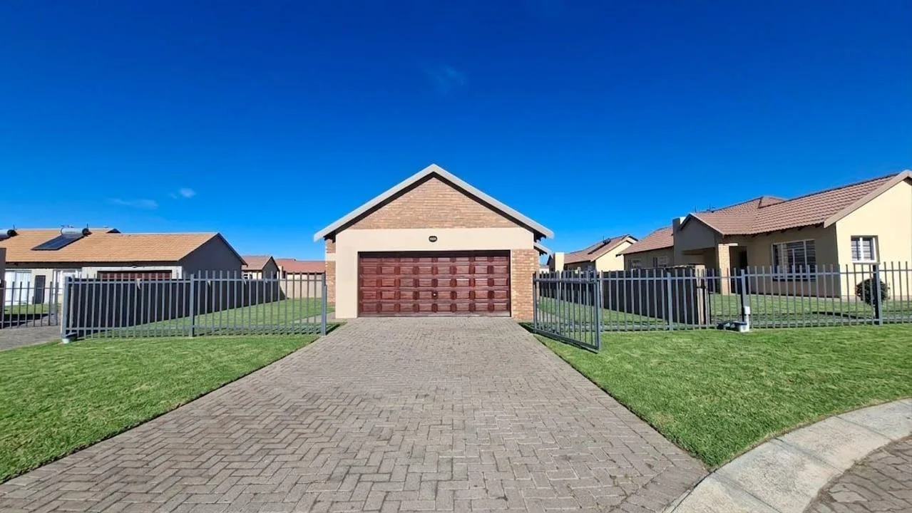 3 Bedroom House for sale in Waterkloof Hill Estate
