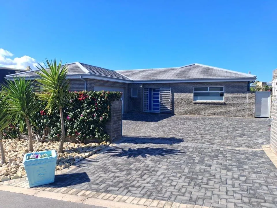 3 Bedroom House for sale in Stilbaai Wes