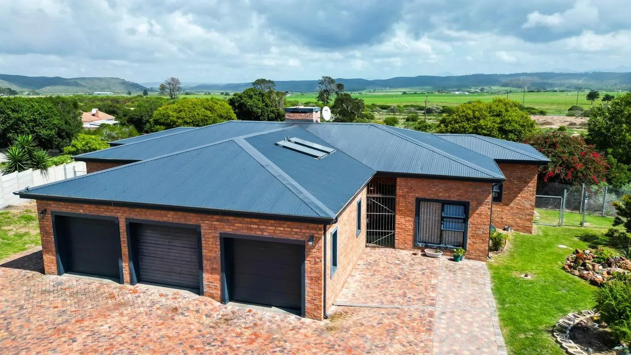 4 Bedroom House for sale in Fraaiuitsig