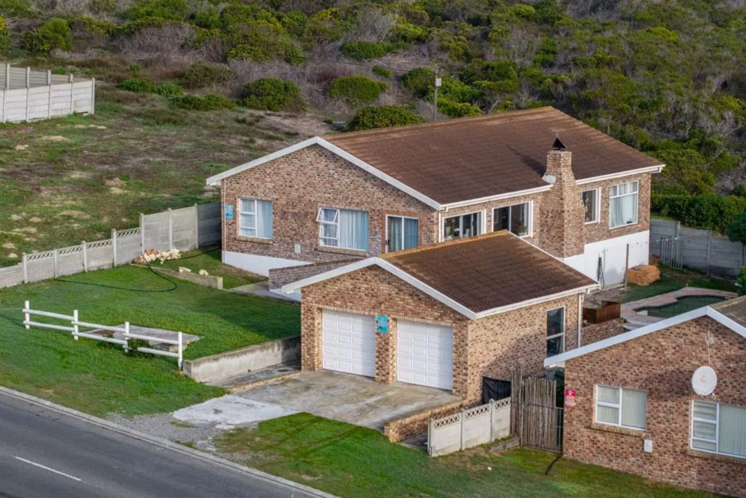 4 Bedroom House for sale in Struisbaai