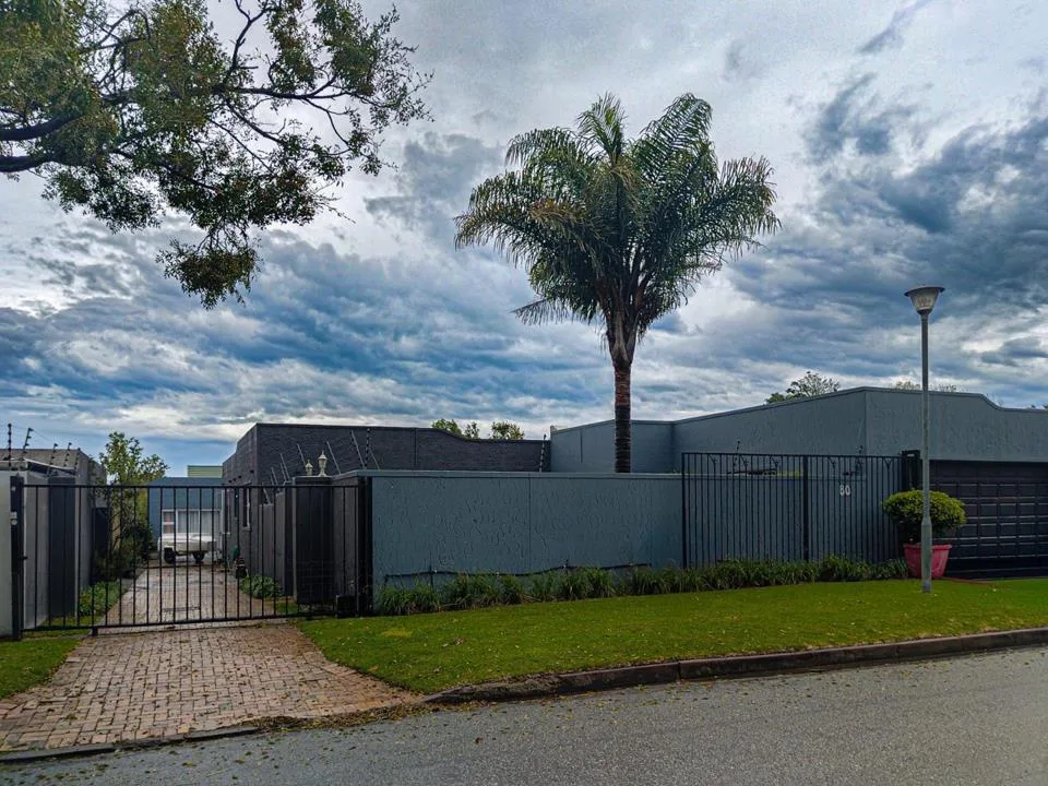 4 Bedroom House for sale in Loerie Park