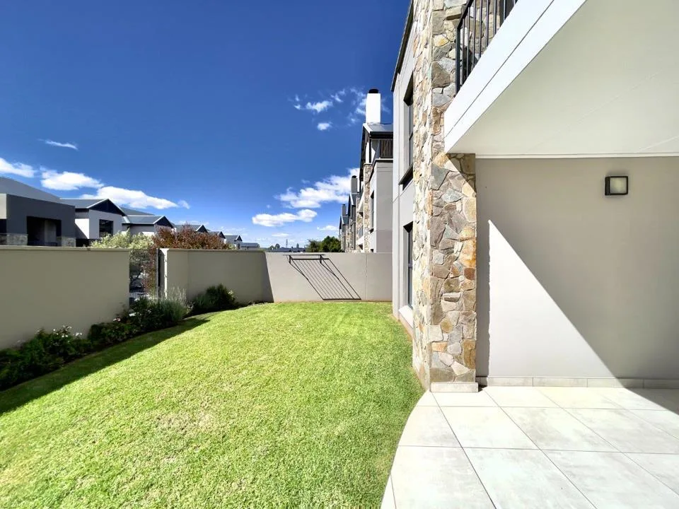 3 Bedroom Apartment / flat to rent in The Polofields