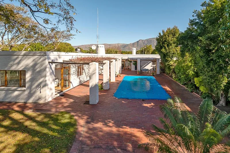 5 Bedroom House for sale in Bergvliet