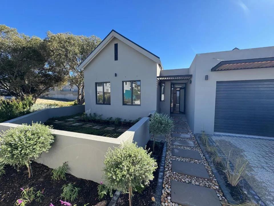 4 Bedroom House for sale in Longlands Estate