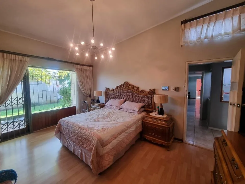 6 Bedroom House for sale in Cravenby