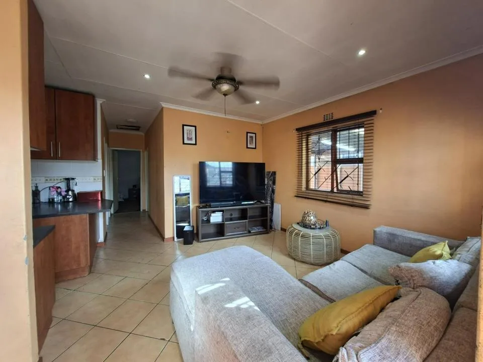 3 Bedroom House to rent in Montclair