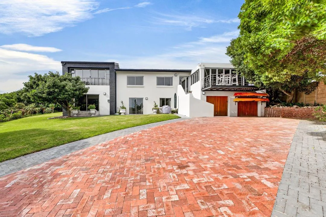 6 Bedroom House for sale in Middedorp