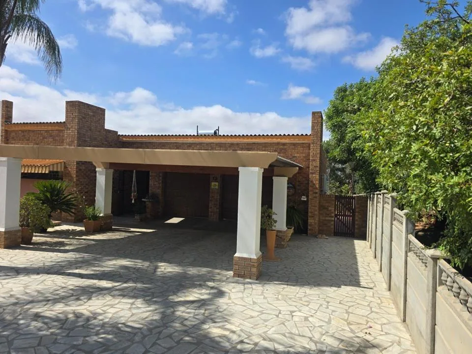 4 Bedroom House for sale in Vanrhynsdorp