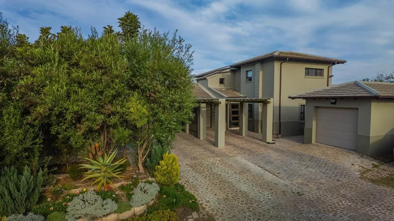 4 Bedroom House for sale in Hartenbos Landgoed