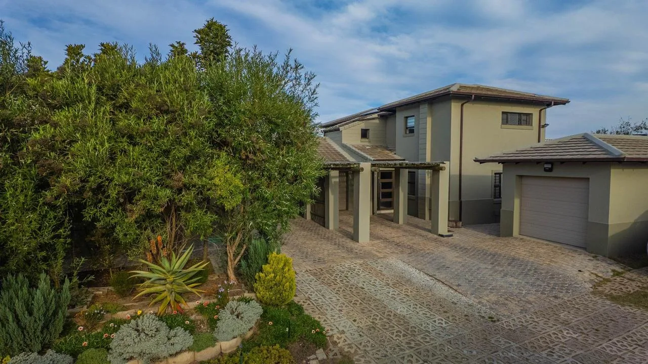 4 Bedroom House for sale in Hartenbos Landgoed