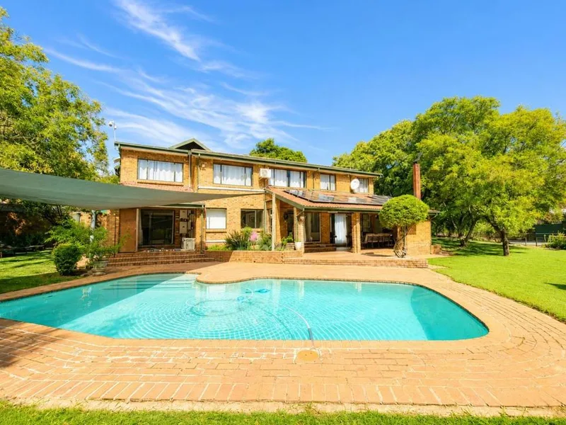 6 Bedroom House to rent in Bryanston