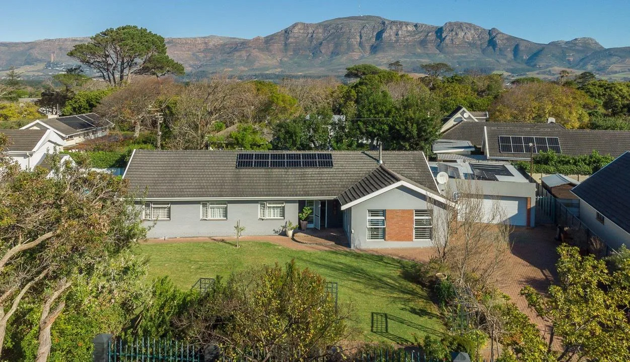 3 Bedroom House for sale in Bergvliet