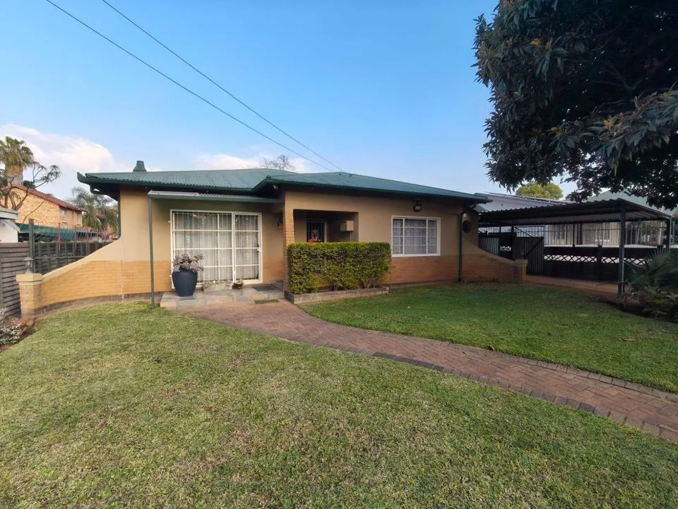 4 Bedroom House for sale in Oos Einde