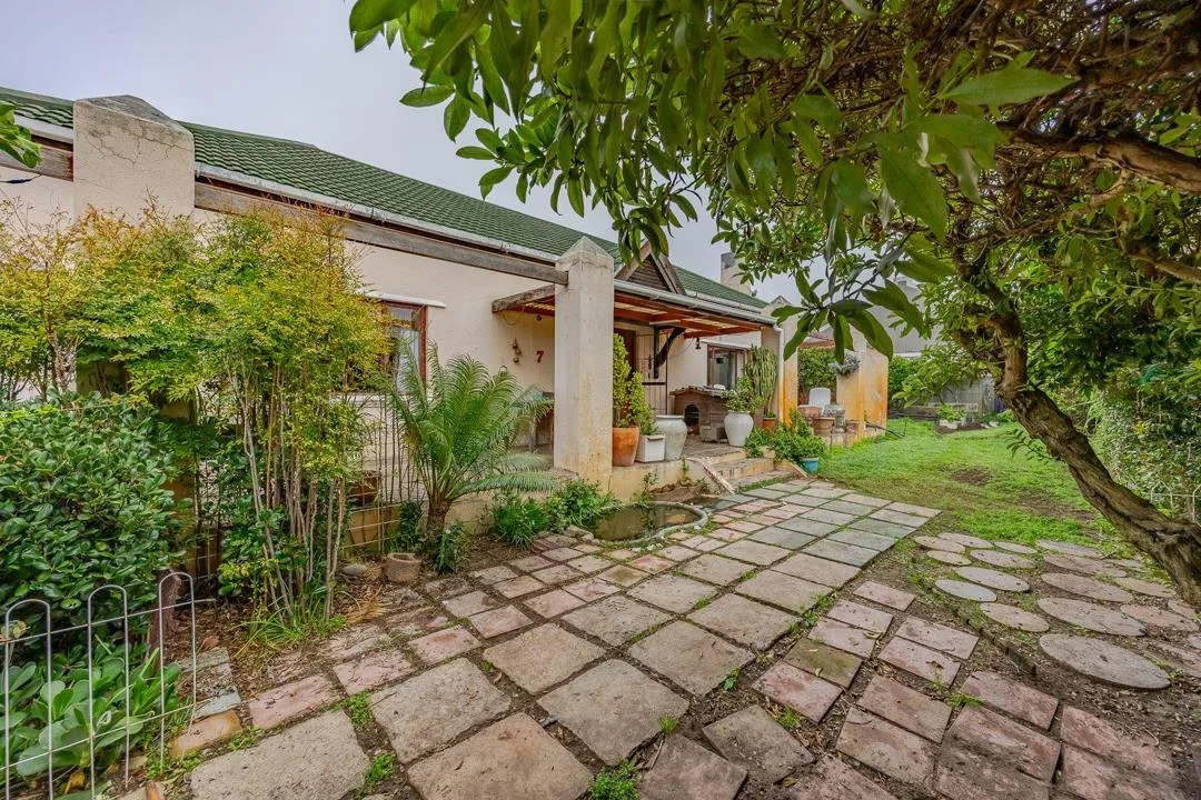 4 Bedroom House for sale in Lakeside