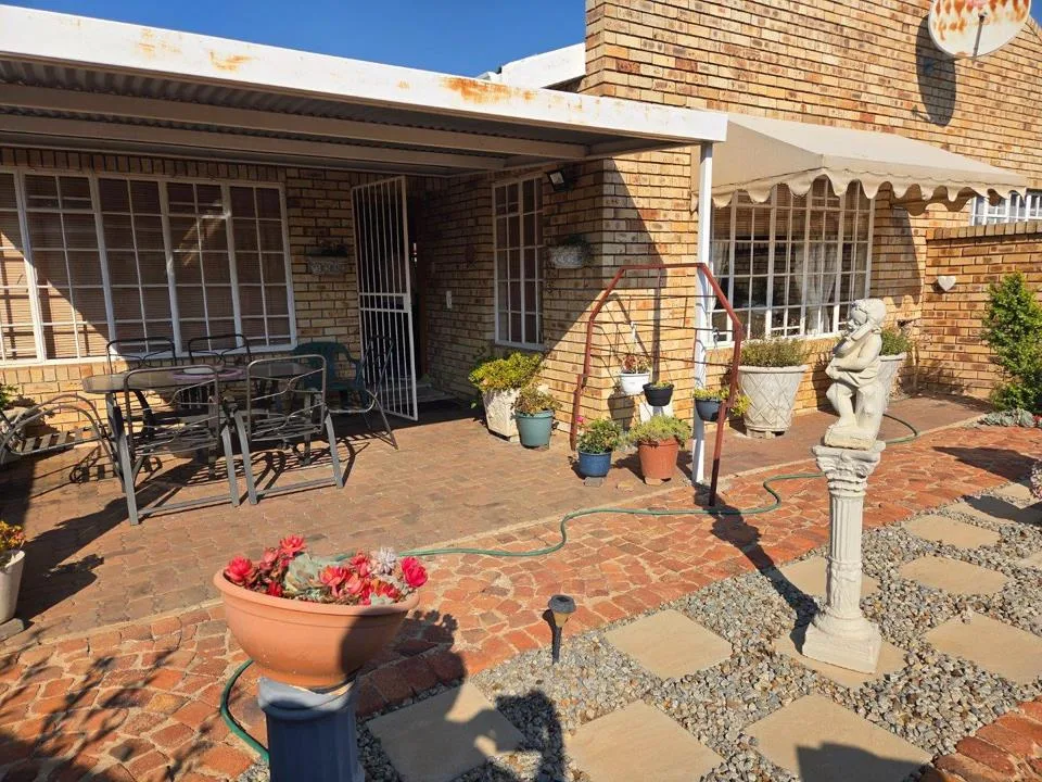 2 Bedroom Townhouse for sale in Kannoniers Park