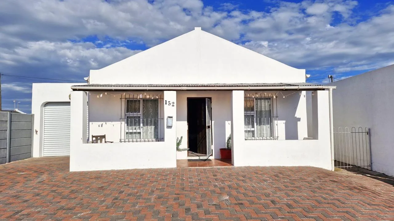 3 Bedroom House for sale in Langebaan North