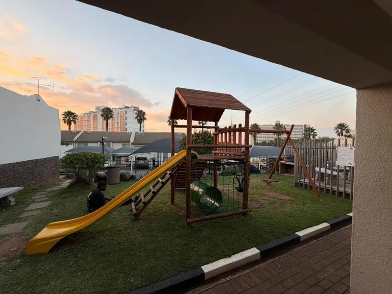 3 Bedroom Townhouse to rent in Bedford Gardens