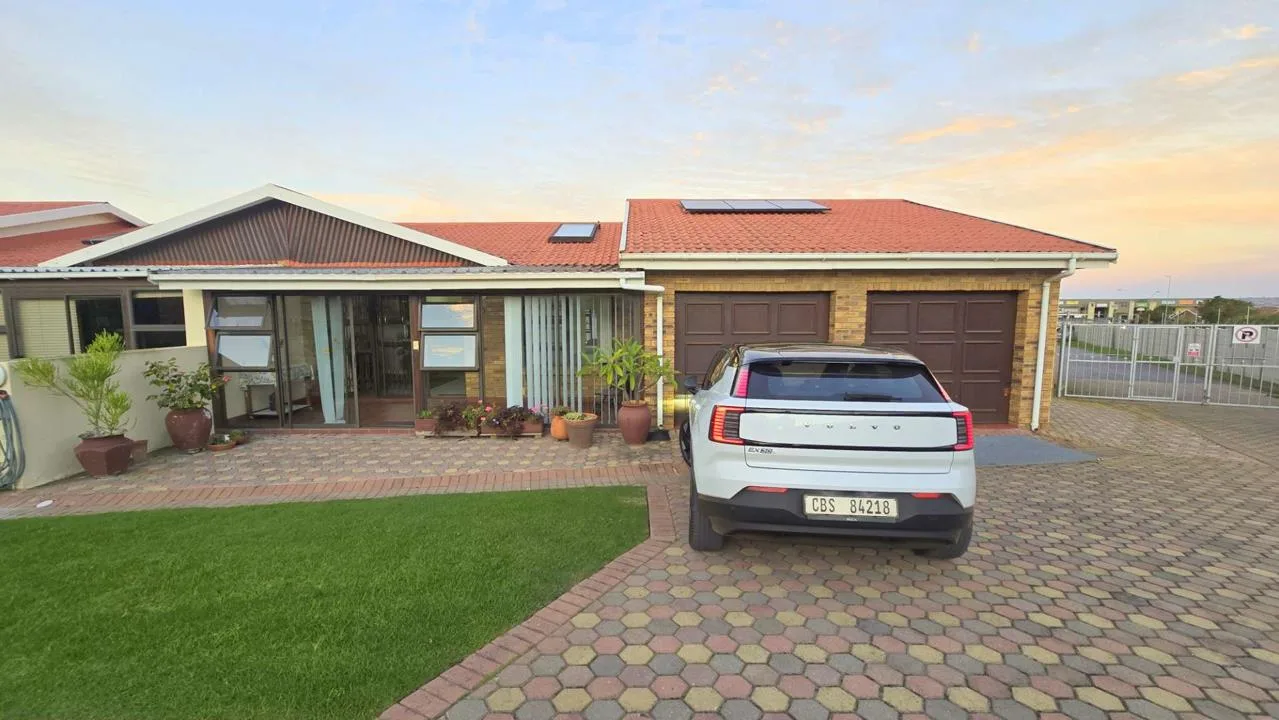 2 Bedroom Townhouse for sale in Hartenbos Central