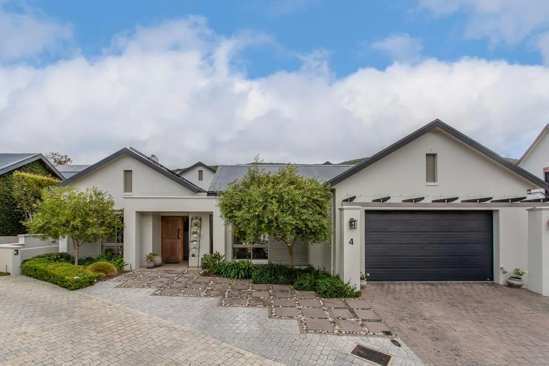 4 Bedroom House for sale in Lemoenkloof