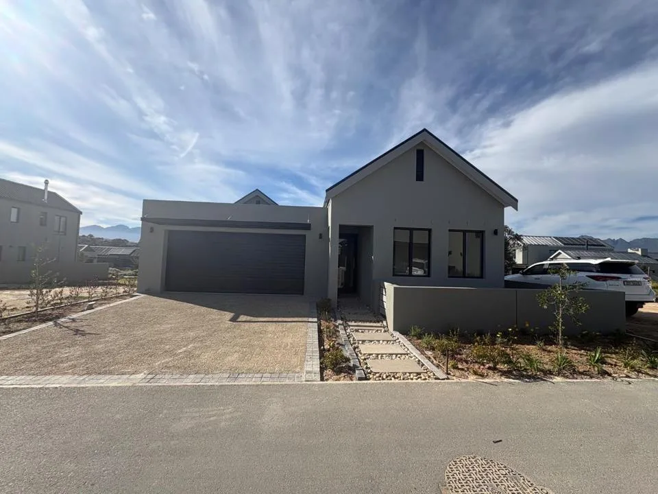 3 Bedroom House to rent in Longlands Estate
