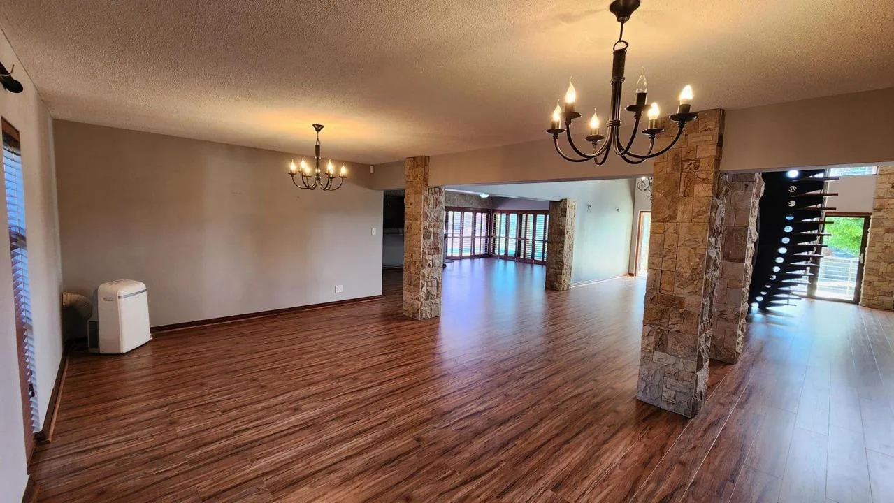 6 Bedroom House for sale in Bergsig