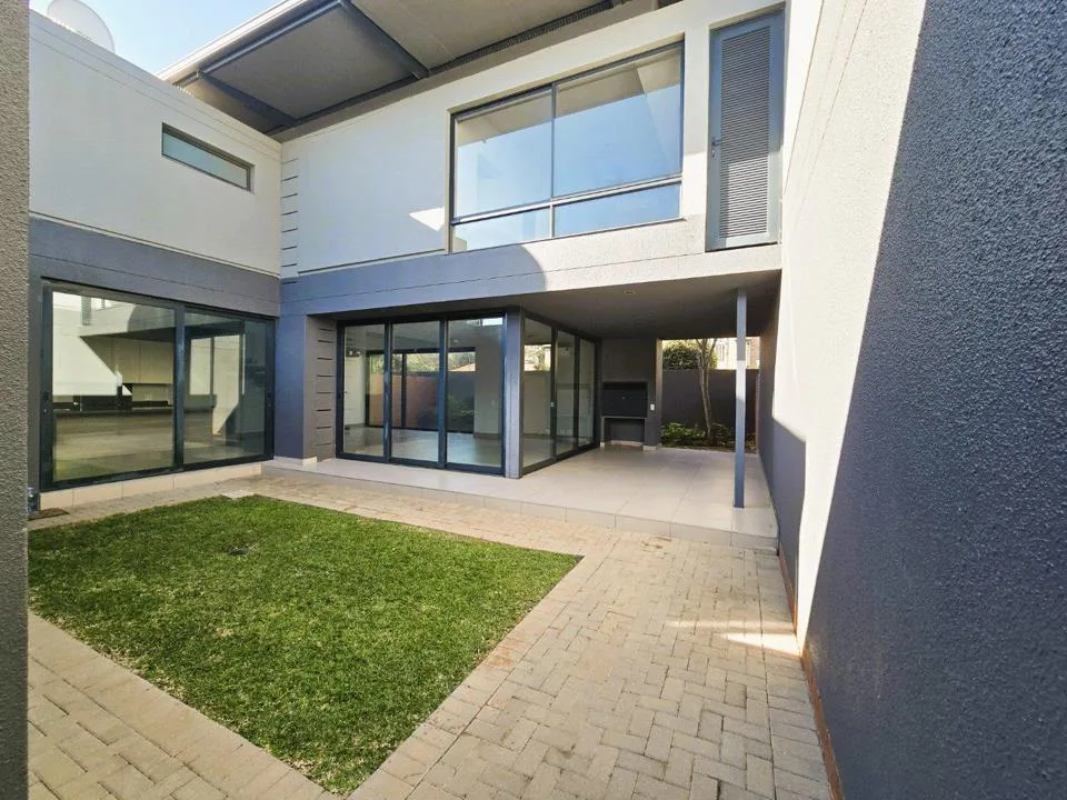 4 Bedroom Apartment / flat to rent in Waterkloof Ridge