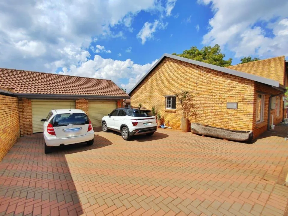 3 Bedroom Townhouse to rent in Rooihuiskraal North