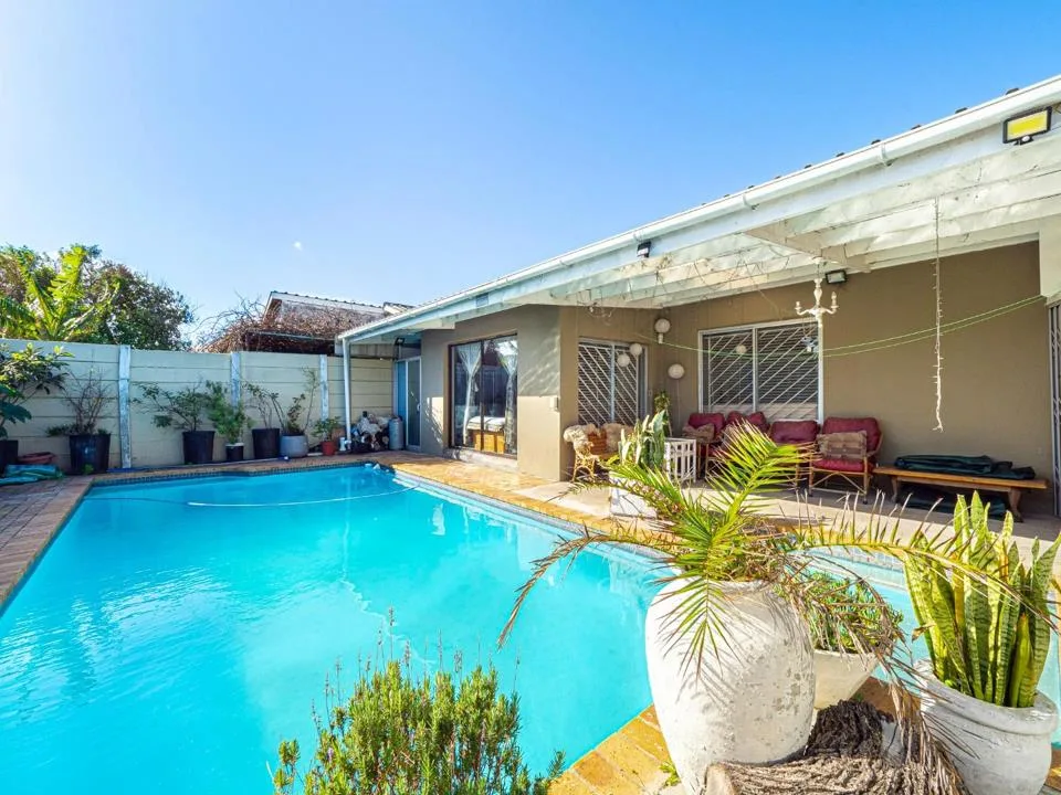 4 Bedroom House for sale in Grassy Park