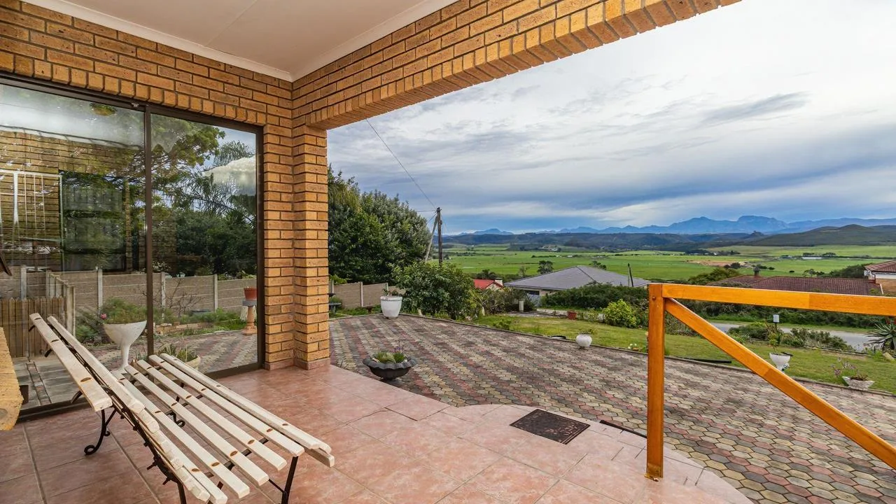 3 Bedroom House for sale in Fraaiuitsig