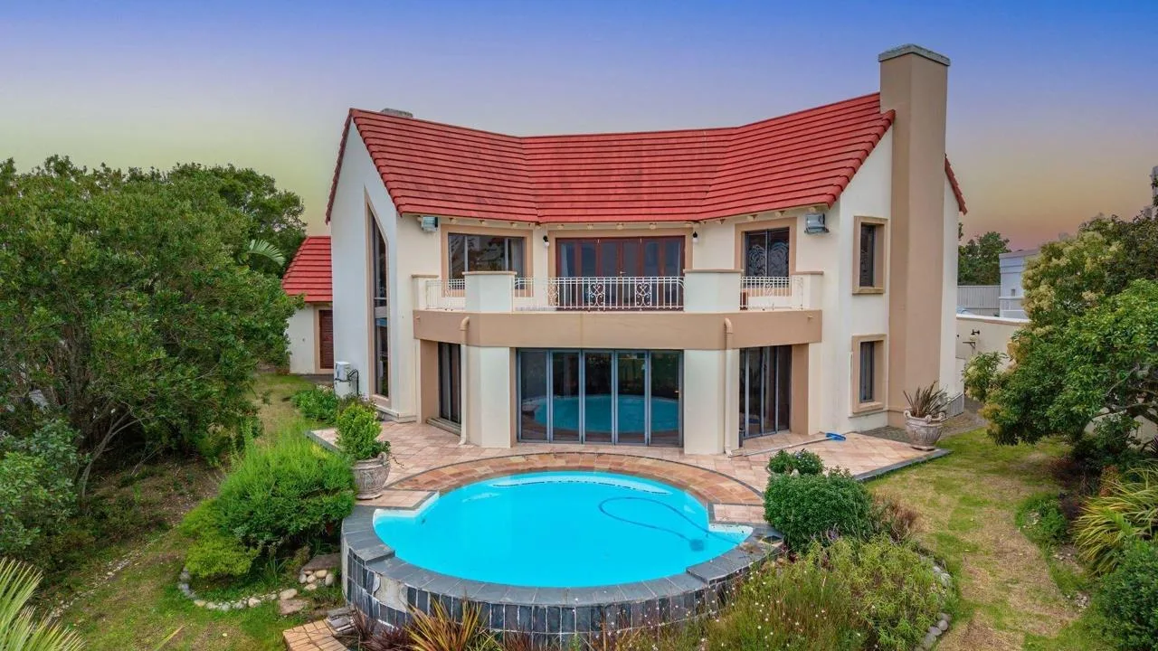 4 Bedroom House for sale in Pezula Golf Estate