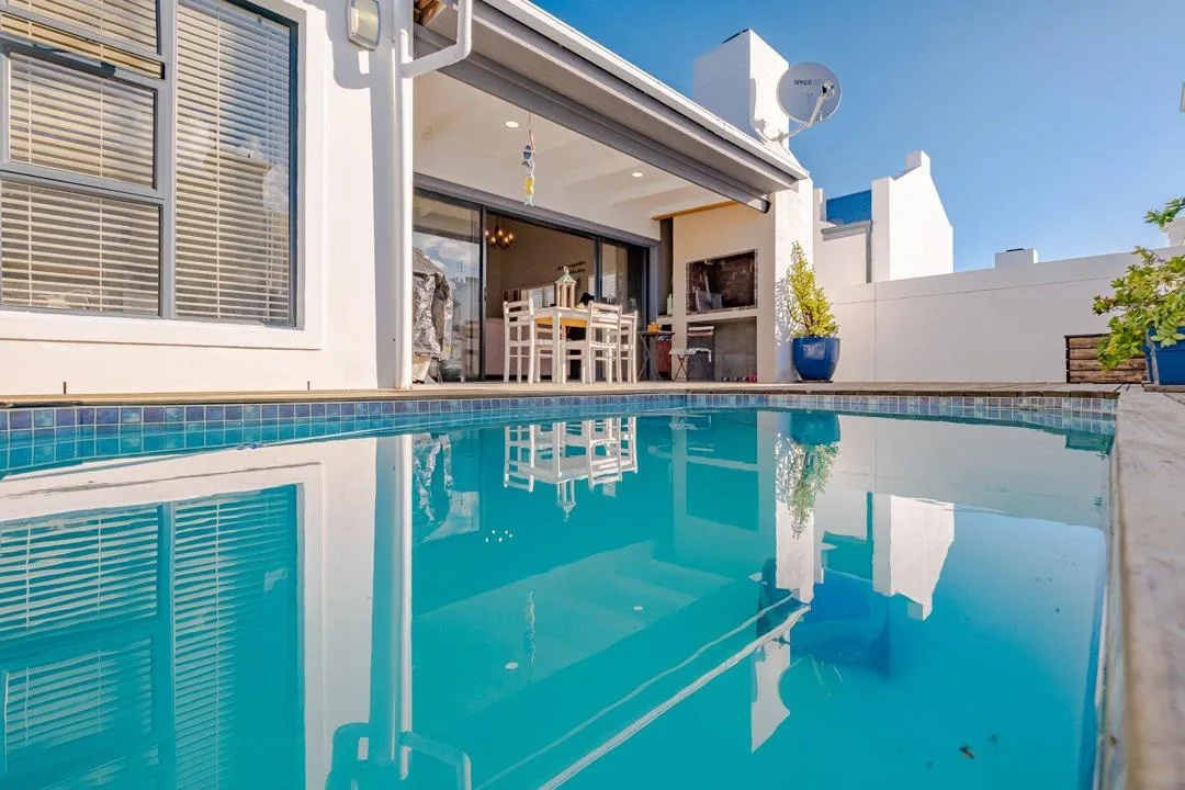 3 Bedroom House for sale in Sandbaai