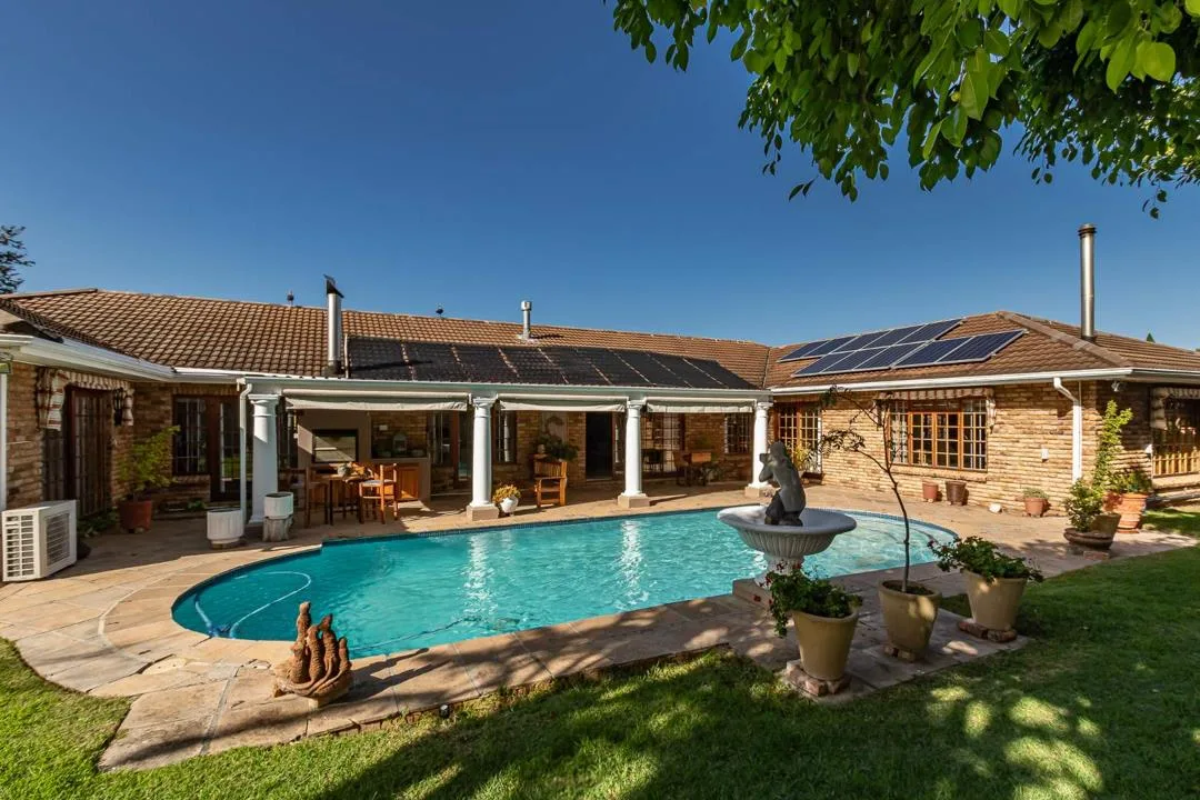 5 Bedroom House for sale in Constantia