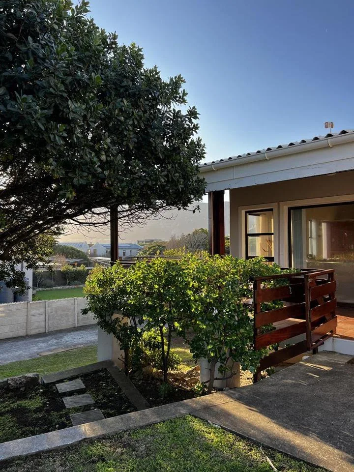 5 Bedroom House for sale in Sandbaai