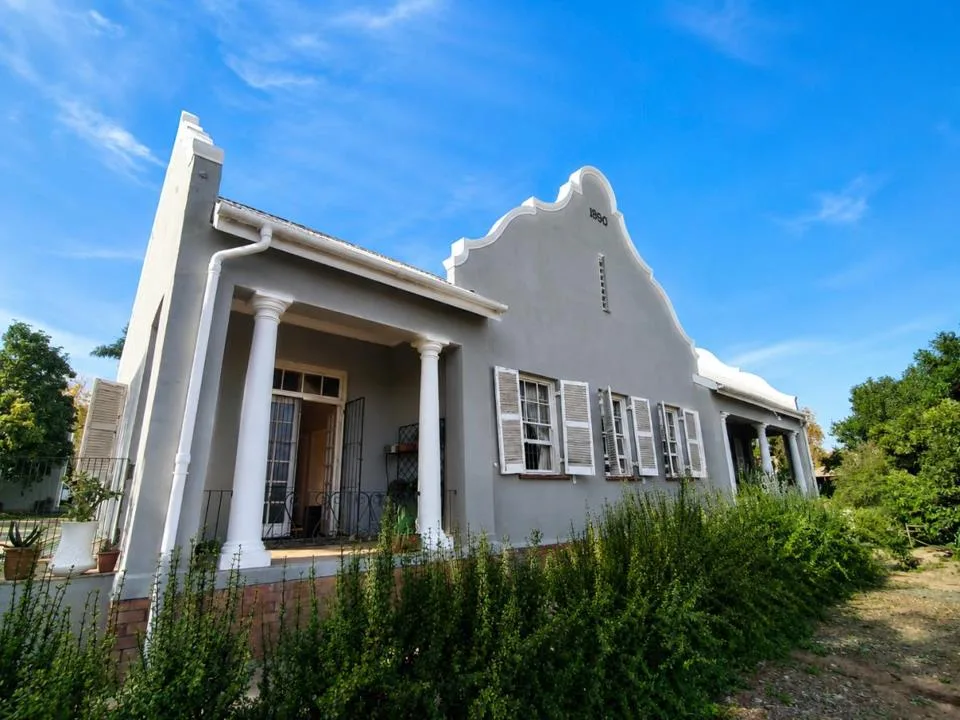 4 Bedroom House for sale in Oudtshoorn North
