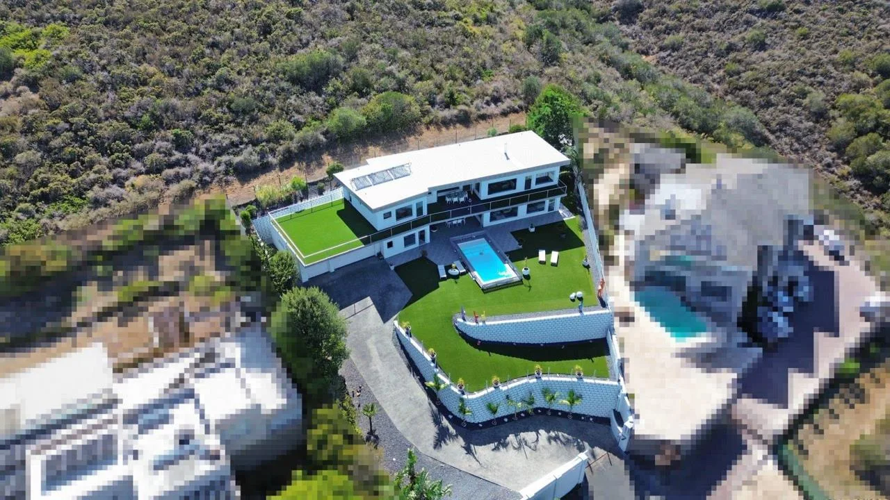 6 Bedroom House for sale in Plattekloof 3