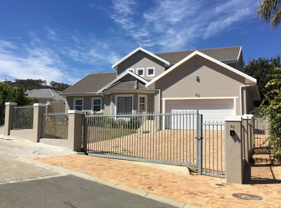 4 Bedroom House for sale in Bizweni