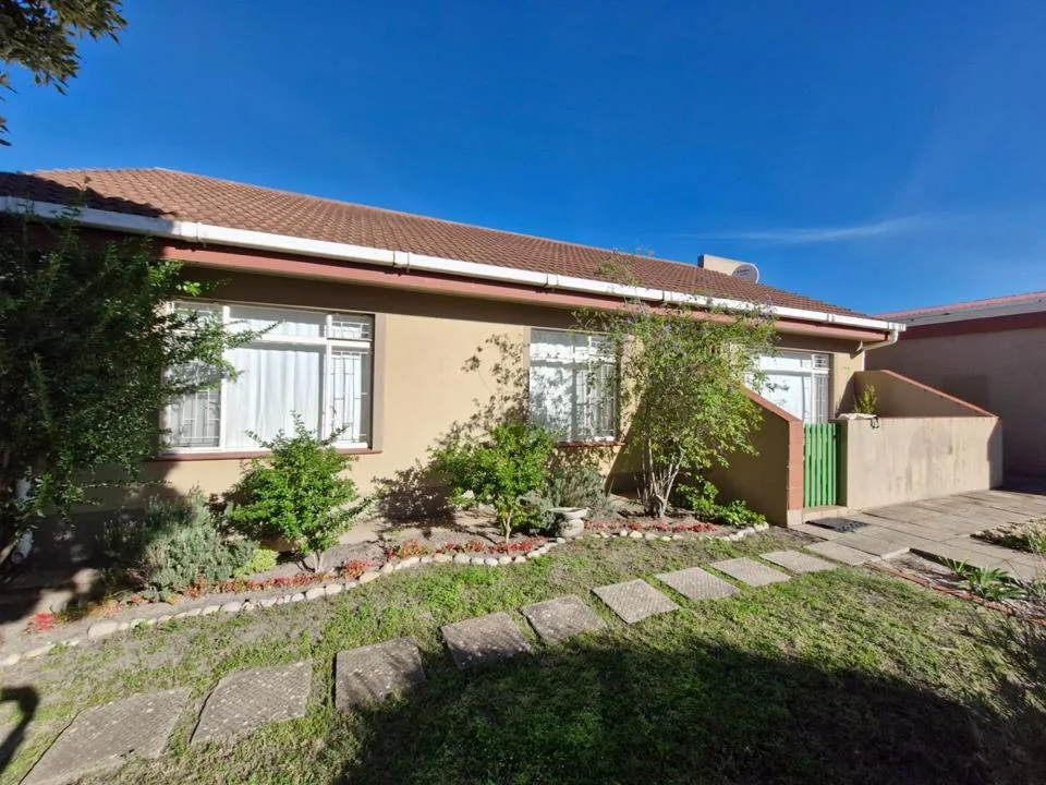 3 Bedroom House for sale in Albertinia