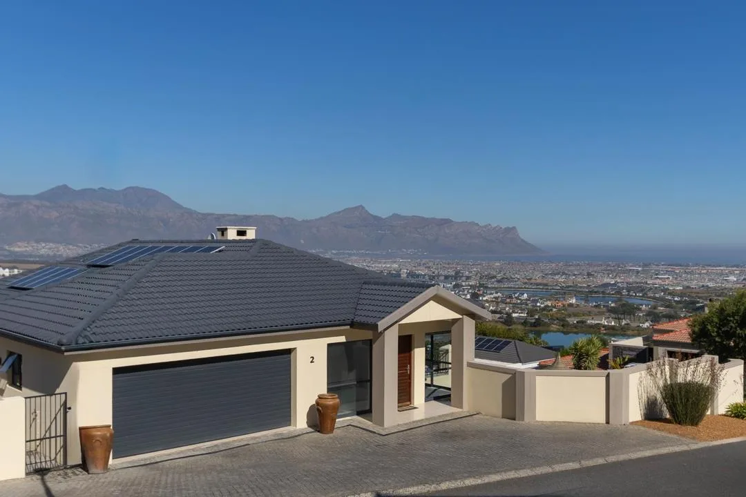 4 Bedroom House for sale in Bizweni