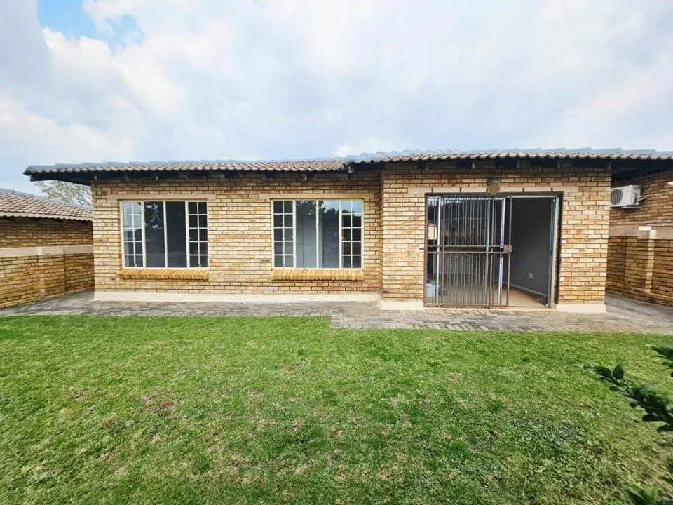 3 Bedroom Townhouse to rent in Heuwelsig Estate