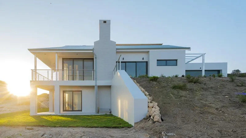 3 Bedroom House for sale in Suiderstrand