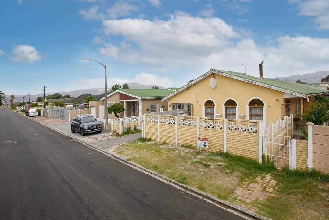 5 Bedroom House for sale in Grassy Park