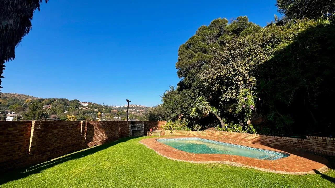 2 Bedroom Apartment / flat to rent in Helderkruin View