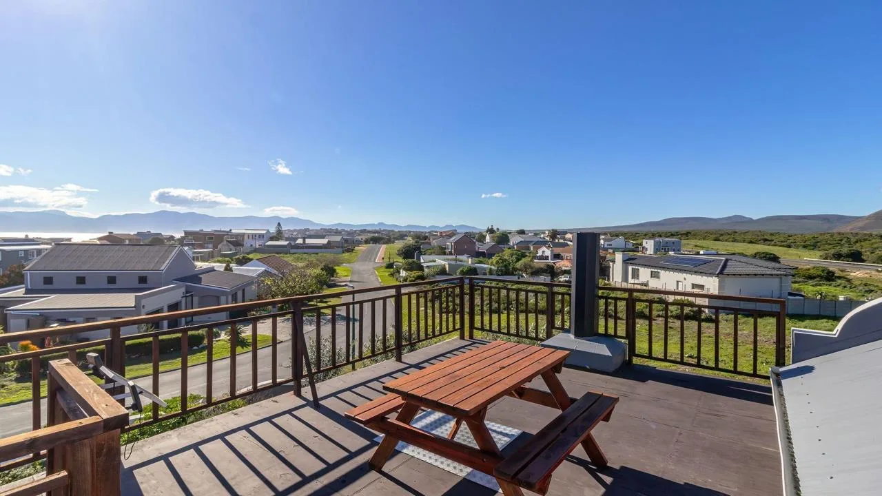 4 Bedroom House for sale in Perlemoenbaai