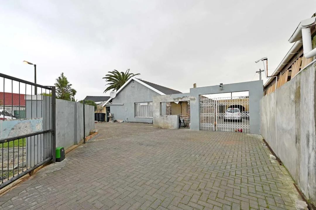6 Bedroom House for sale in Grassy Park