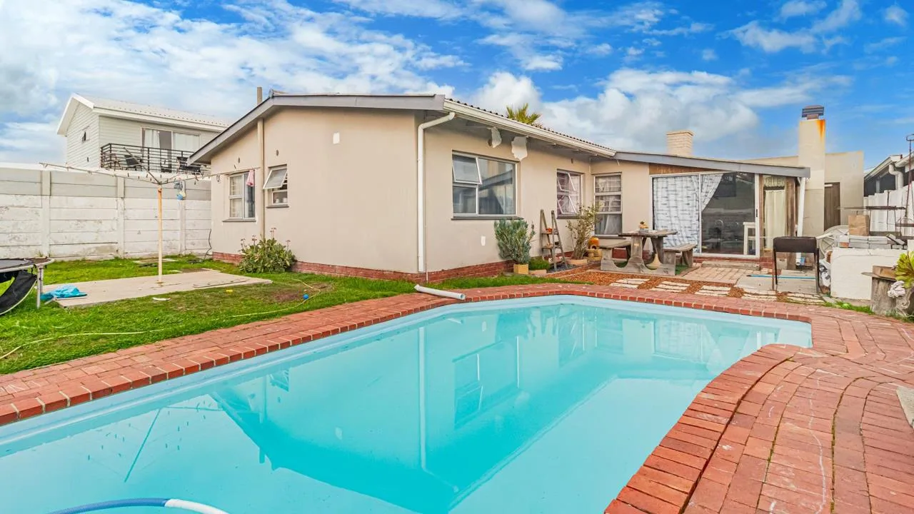 4 Bedroom House for sale in Melkbosstrand Central