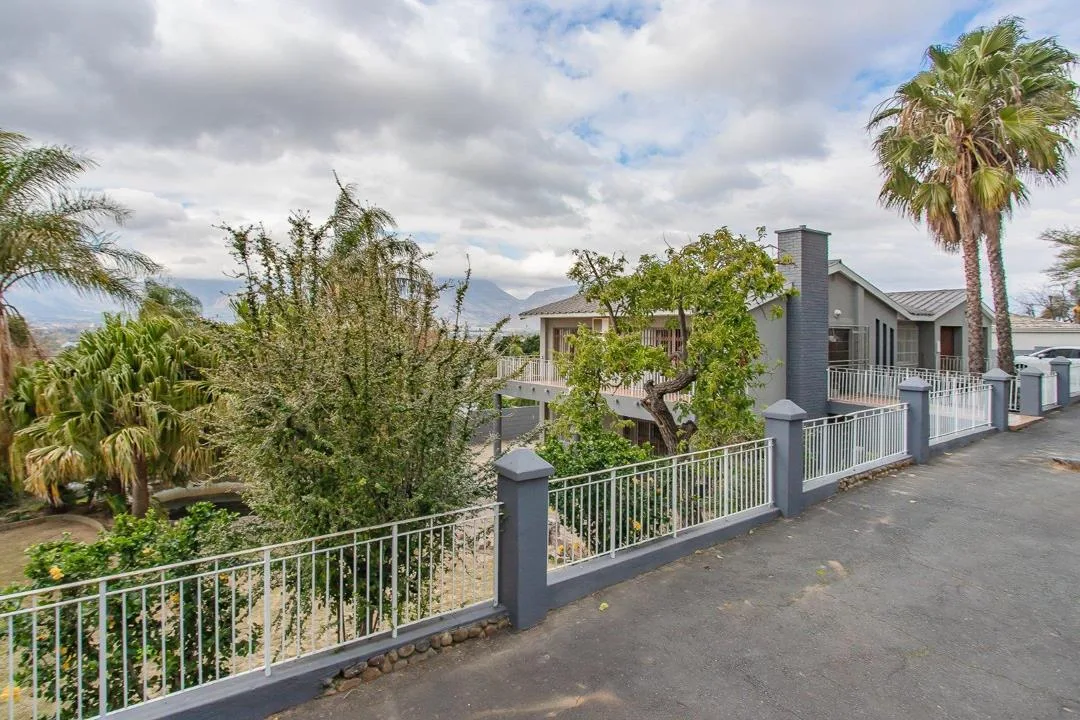4 Bedroom House for sale in Buitenverwagting
