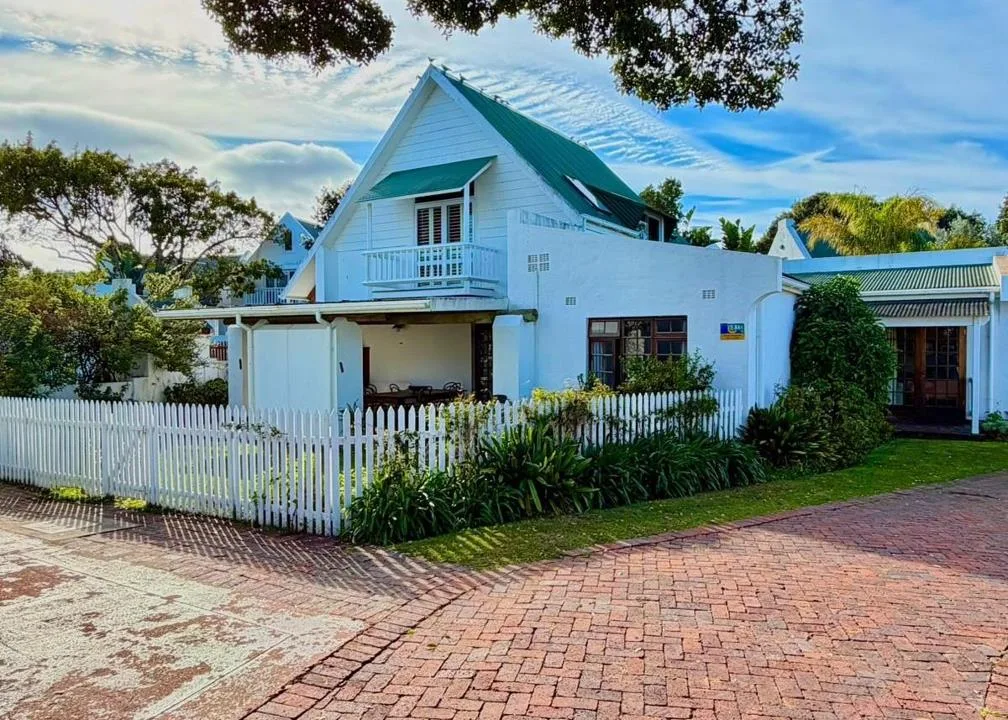 3 Bedroom House for sale in Keurboomstrand
