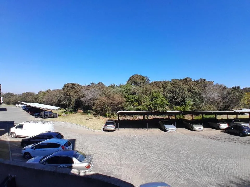 2 Bedroom Apartment / flat to rent in Rooihuiskraal North