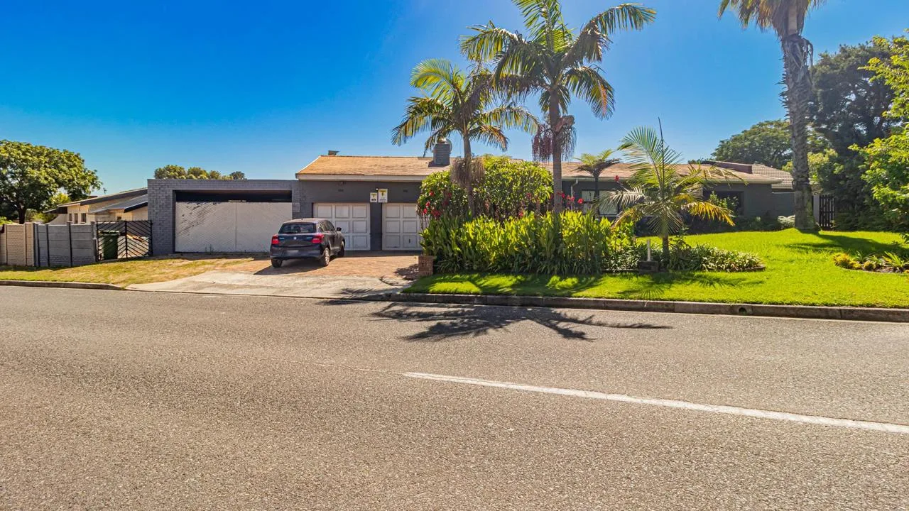 5 Bedroom House for sale in Protea Heights